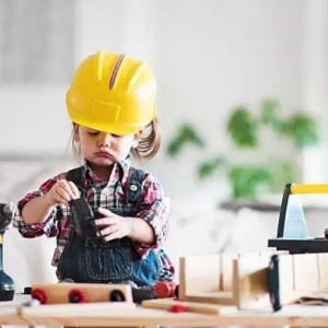 litte-2-years-old-girl-who-dreams-of-becoming-a-carpenter-of-science-project